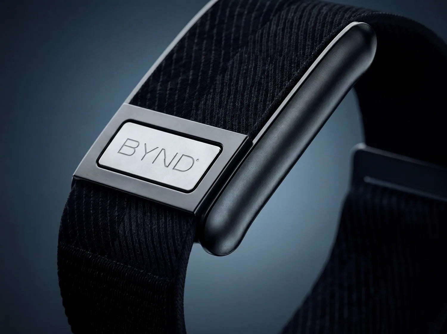 Detalhe da placa com a marca BYND
